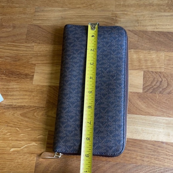 Michael Kors Signature Large Wallet - Picture 8 of 9